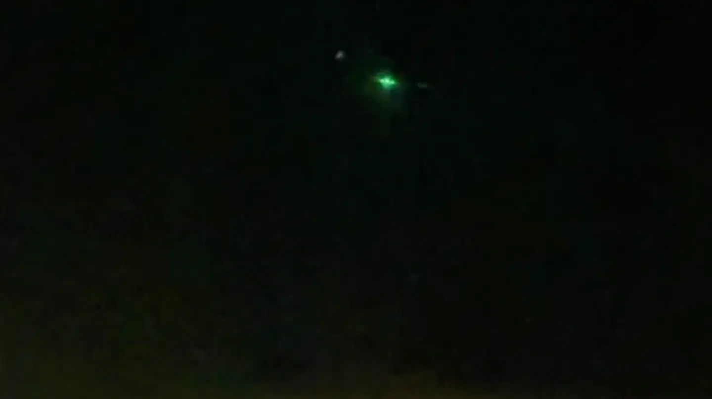 Et billede af en mulig drone ved Københavns Lufthavn mandag aften.