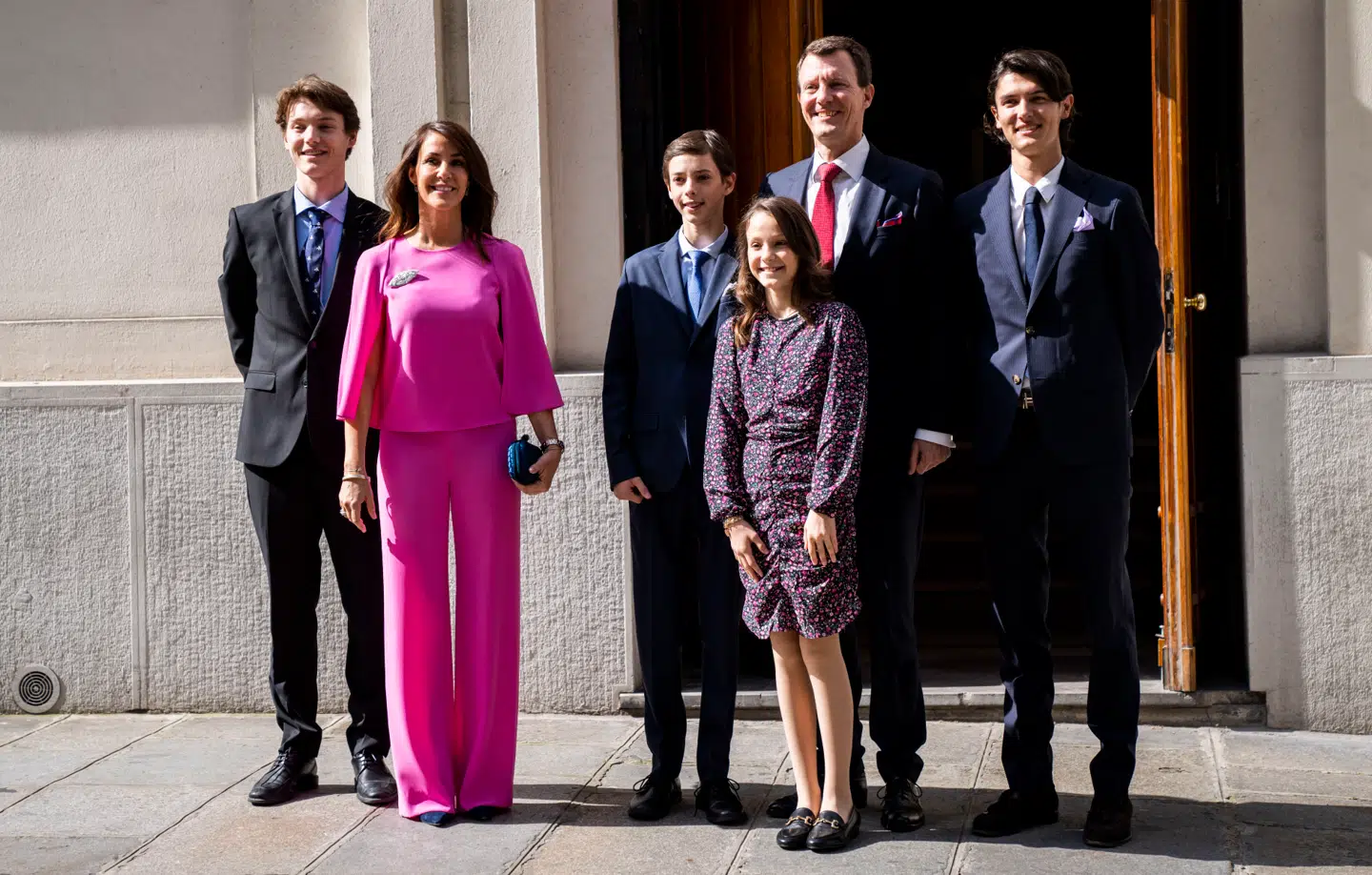 Greve Henrik, prinsesse Marie, prins Joachim, greve Nikolai, greve Felix og komtesse Athena ankommer til greve Henriks konfirmation i 2023.