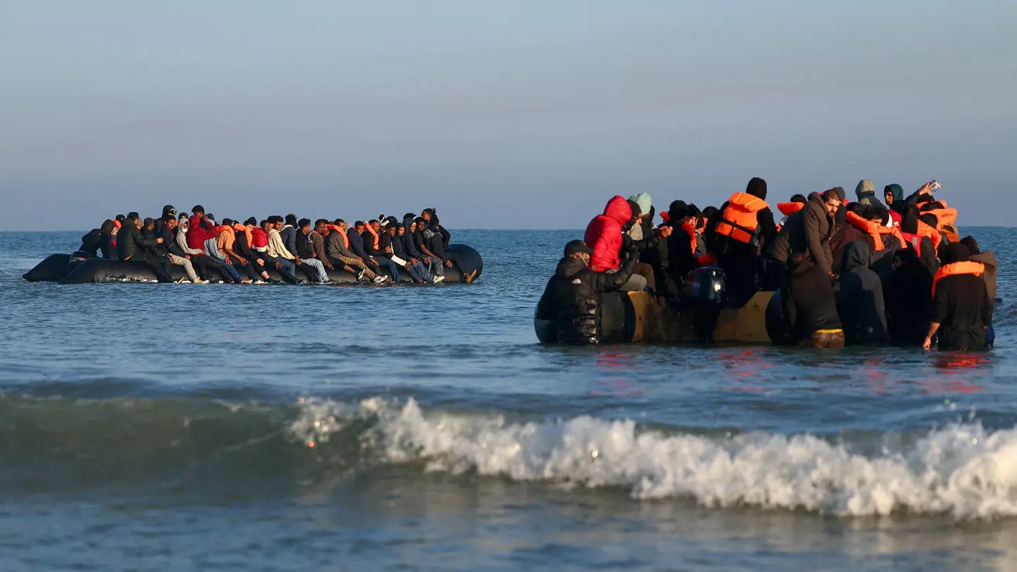 På oppustelige gummibåde forsøgte en gruppe migranter lørdag at krydse den Engelske Kanal.