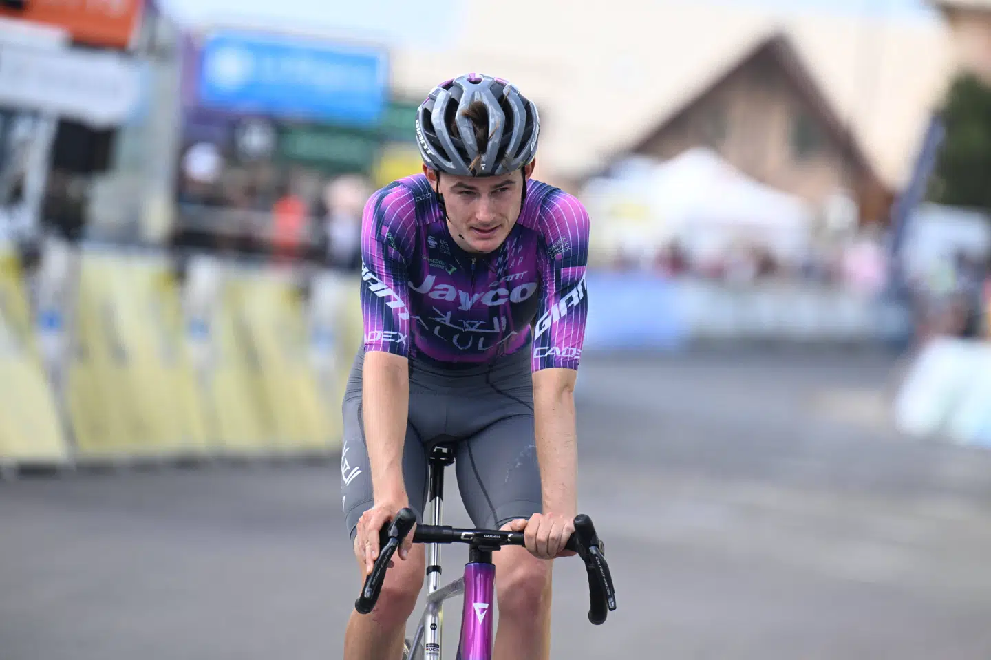 Asbjørn Hellemose har fået en ny chance på World Touren, hvor han leverer hårdt arbejde for Jayco-holdet. Her efter en etape i Critérium du Dauphiné i juni. (Arkivfoto).