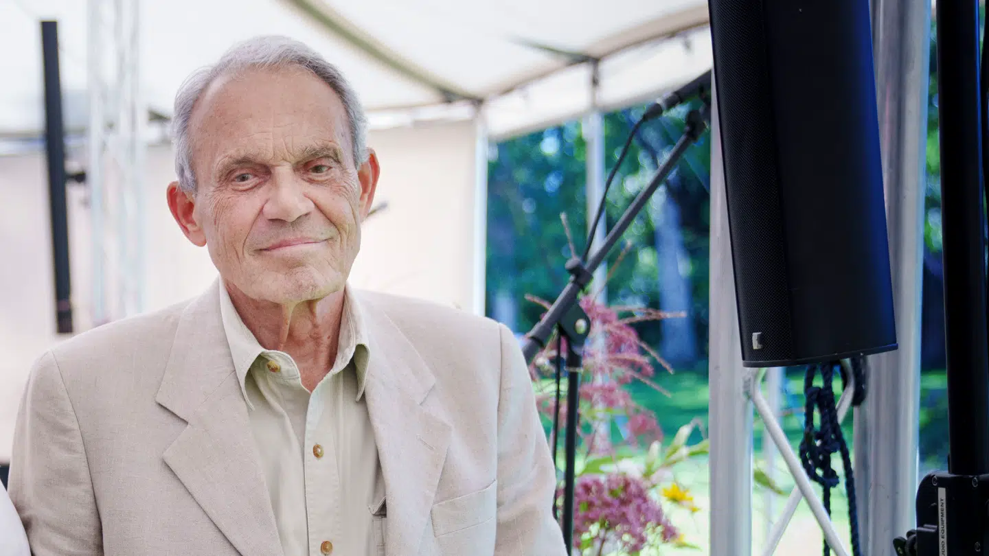 Karsten Ree har i mange år boet i villaen Vedbæklund, der ligger på Strandvejen. Villaen blev dog sat til salg i 2023 og solgt til en rigmand i 2025.