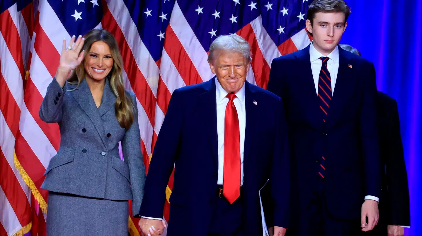 Donald Trump, der her ses med sin kone Melania og yngstesønnen Barron, har øget sin og den nærmeste families rigdom markant, siden han blev præsident for anden gang.