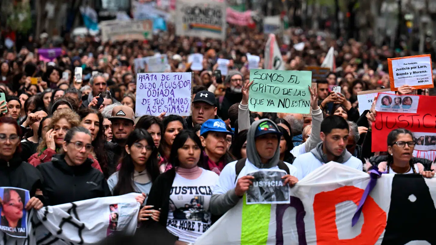 Drabene på tre unge kvinder har fået tusindvis på gaden i Buenos Aires under mottoet: 'Der er ingen gode eller dårlige ofre, kun kvindemord.' Sloganet henviser til, at de tre kvinder er blevet kædet sammen med sexarbejde.