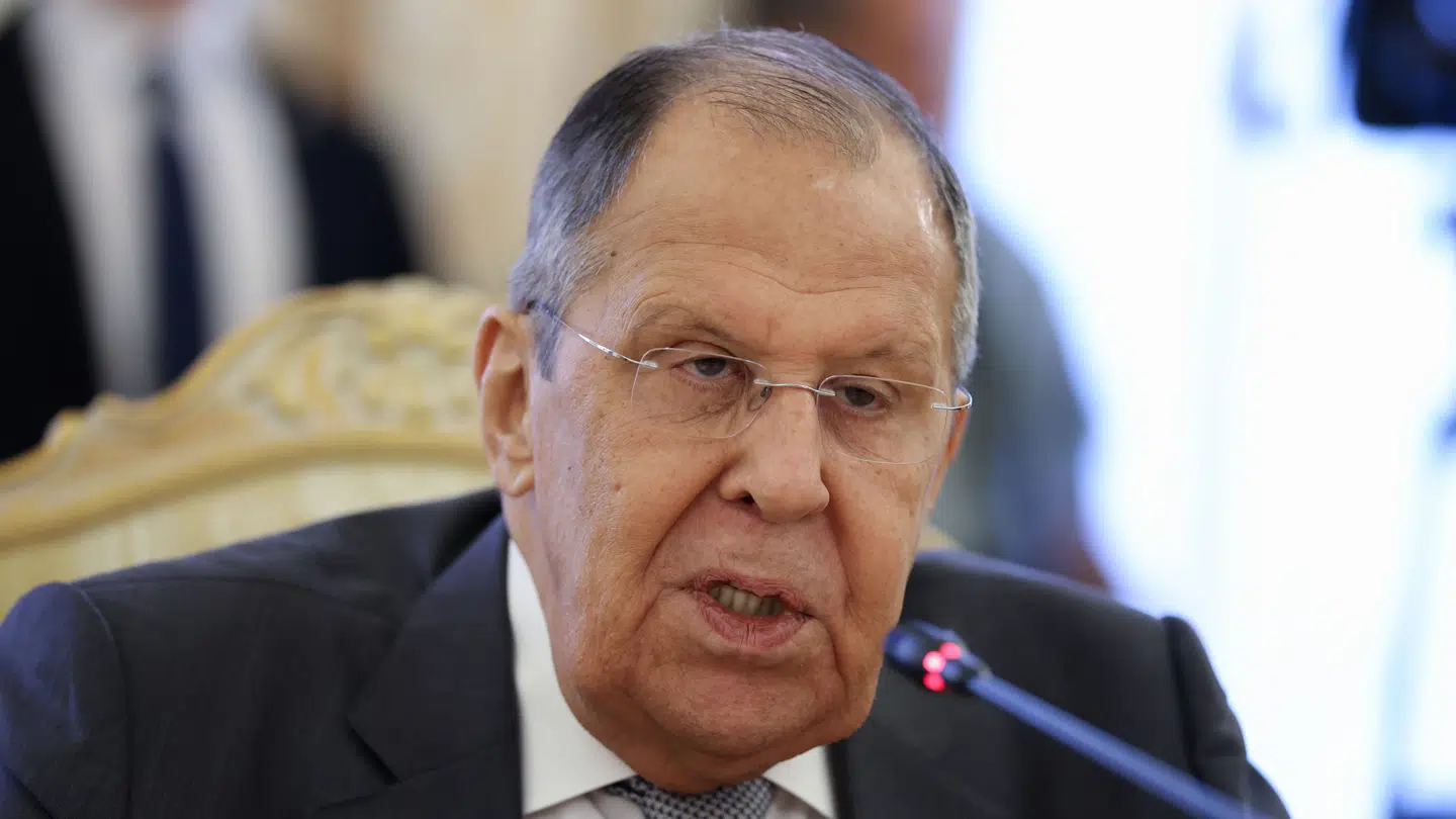 Den russiske udenrigsminister Sergej Lavrov mener, at Rusland - trods konstante angreb på Ukraine med missiler og droner - deeskalerer krigen.