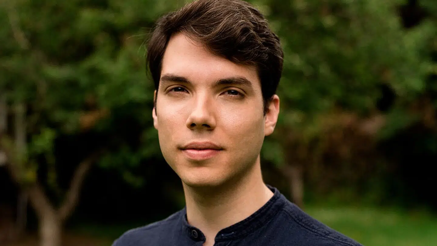 Alex Tsompanidis, forsker i autisme på Cambridge Universitet, og har fundet en ny mulig forklaring på diagnosen.