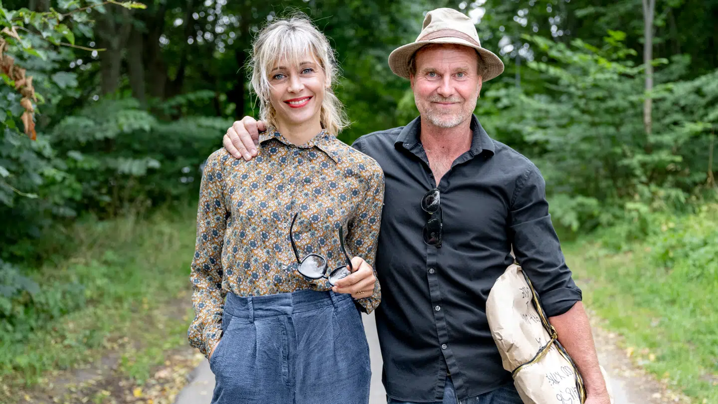 Laura Drasbæk og Lasse Spang Olsen er blevet gift for anden gang med hinanden. Her er de i 2022 til et andet bryllup. Nemlig Silas Holst og Nicolai Schwartz'.