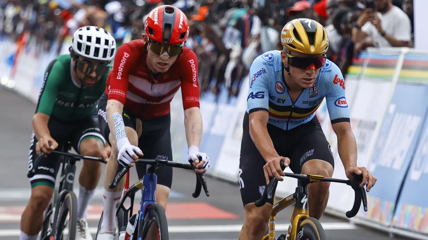 Mattias Skjelmose sad i et tremandsudbrud med Ben Healy (grøn) og Remco Evenepoel (blåt). Men han blev sat af begge sine kompagnoner og måtte nøjes med en flot – og bitter – fjerdeplads.
