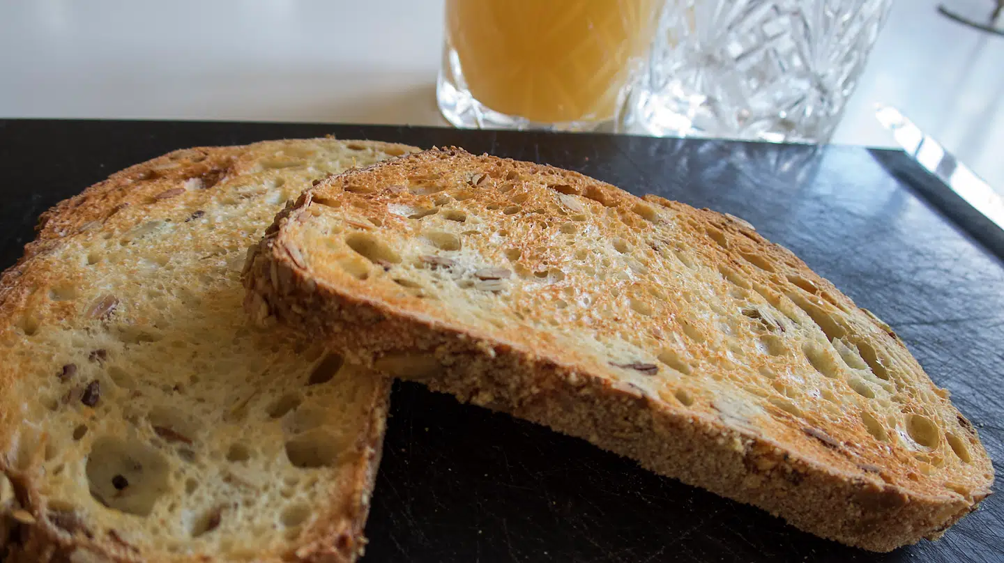 Ved at riste dit brød let, kan du få stivelsen til at ændre sig, så dit blodsukker stiger mindre og du vil føle dig mæt i længere tid, siger den norske læge.