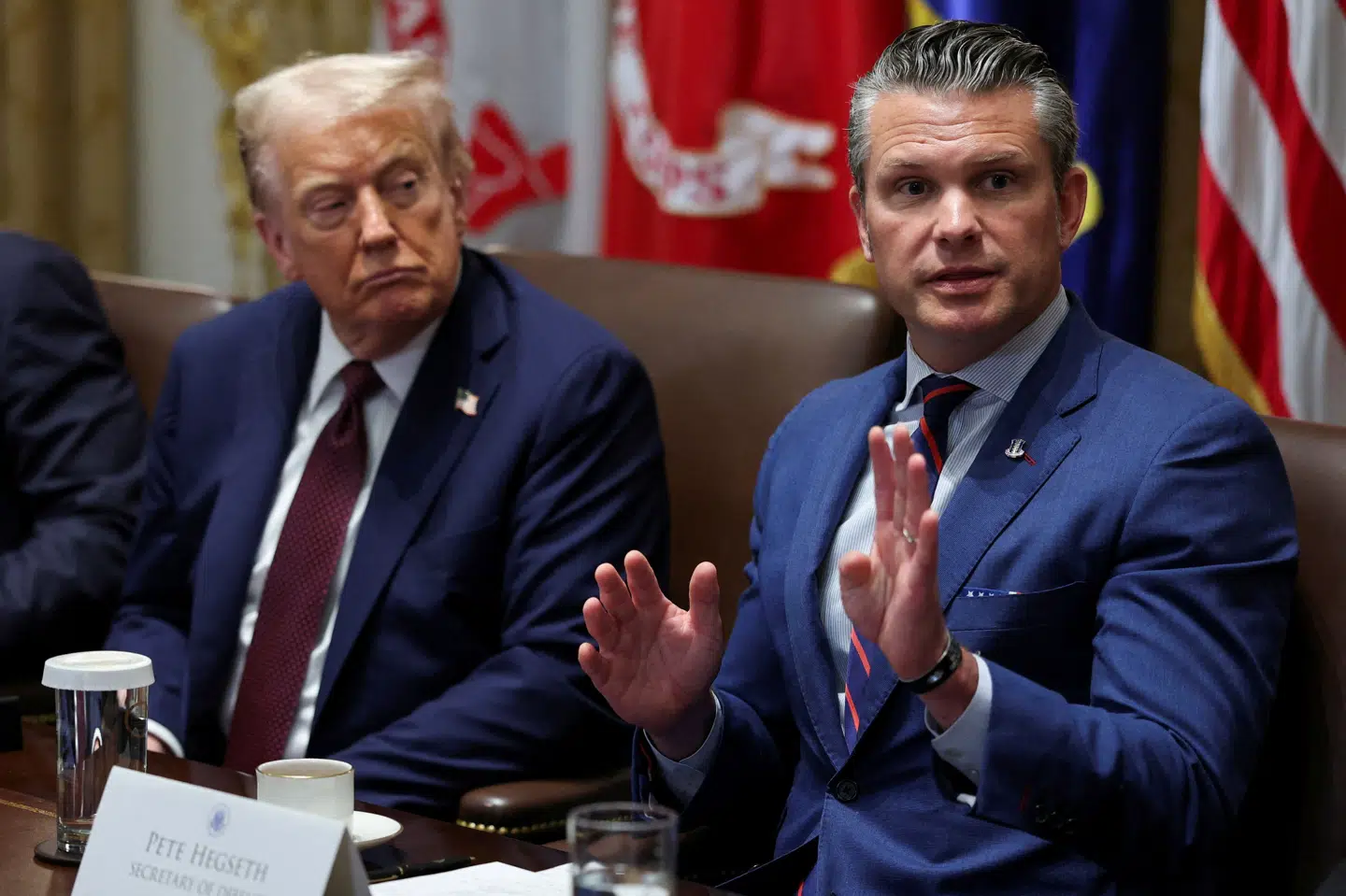 USA's præsident, Donald Trump, deltager på det møde, som forsvarsminister Pete Hegseth (t.h.) har indkaldt hundredvis af højtstående officerer til på tirsdag - uden at de helt ved, hvad der er på dagsordenen. (Arkivfoto)