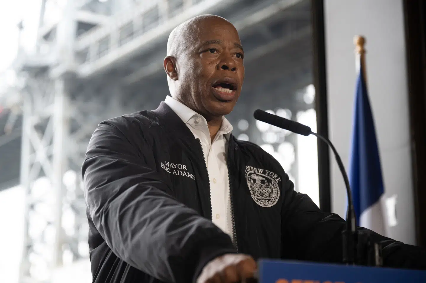 New Yorks skandaleramte borgmester, Eric Adams, dropper sit forsøg på at blive genvalgt. Meningsmålinger spår ham ikke de store chancer mod kandidater som eksguvernør Andrew Cuomo og det unge venstrefløjshåb Zohran Mamdani. (Arkivfoto)