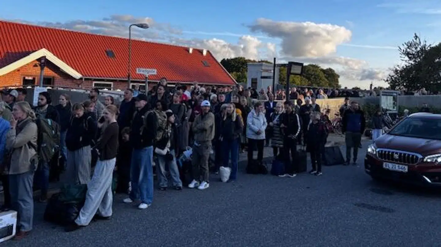 Kø til togbus på Langå Station.