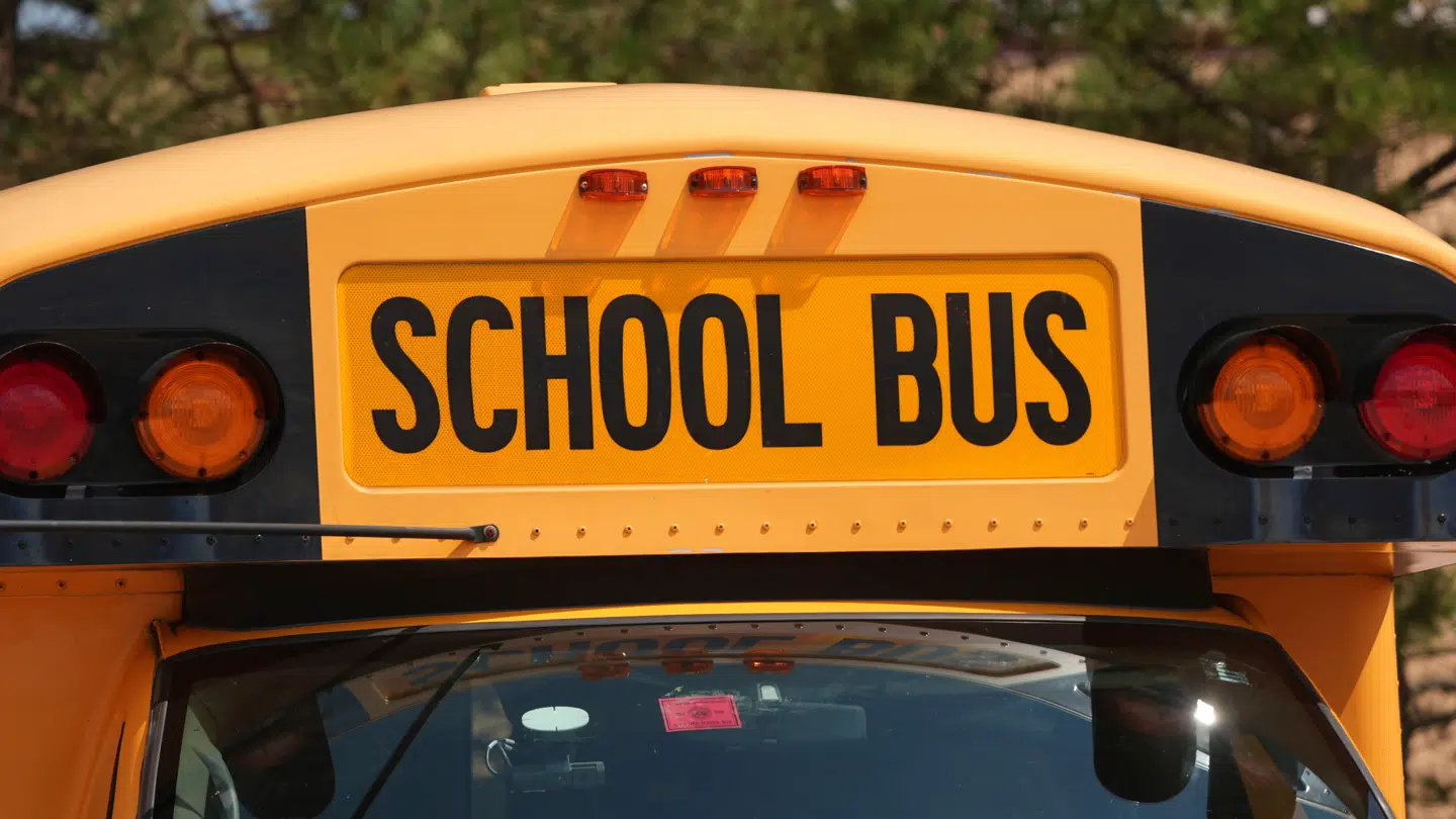 En buschauffør på en amerikansk skolebus reagerede hurtigt.