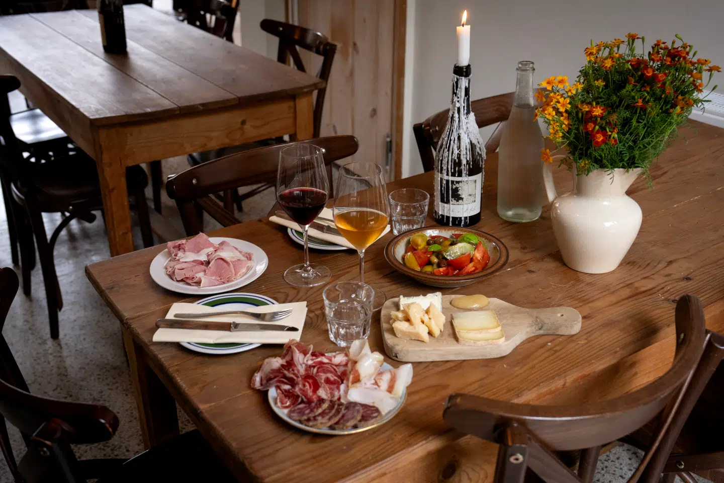 Det ligner til forveksling enhver anden af Københavns vinbarer, med skramlet inventar og en lille menu. Men hvilken menu og hvilket vinudvalg. Søren Frank er begejstret for den nye tilføjelse til byens vinbarscene.