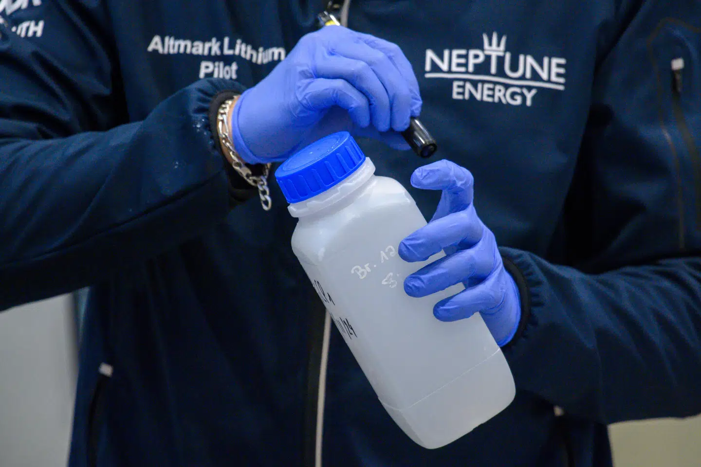 Siden marts sidste år har energiselskabet Neptune Energy arbejdet på at udvinde litium fra den tyske undergrund. Her mærker en tekniker en flaske med prøveresultater.