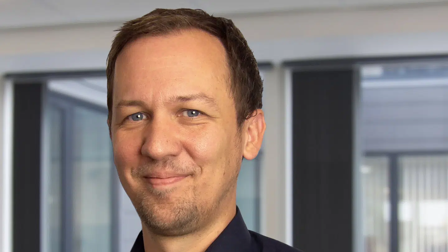 Carsten Kruses er direktør i firmaet B3D, der lever af at lave droneflyvninger. Nu bliver de hårdt ramt af transportministerens forbud.