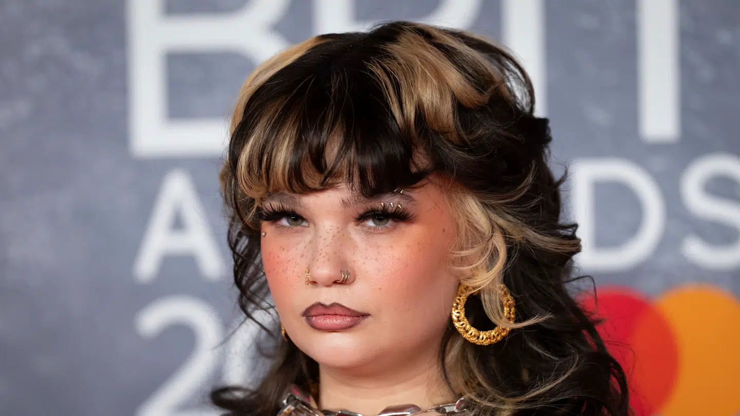 Lola Young spillede tidligere i år på Roskilde Festival. Den unge sangerinde besøger igen Danmark til Maj.