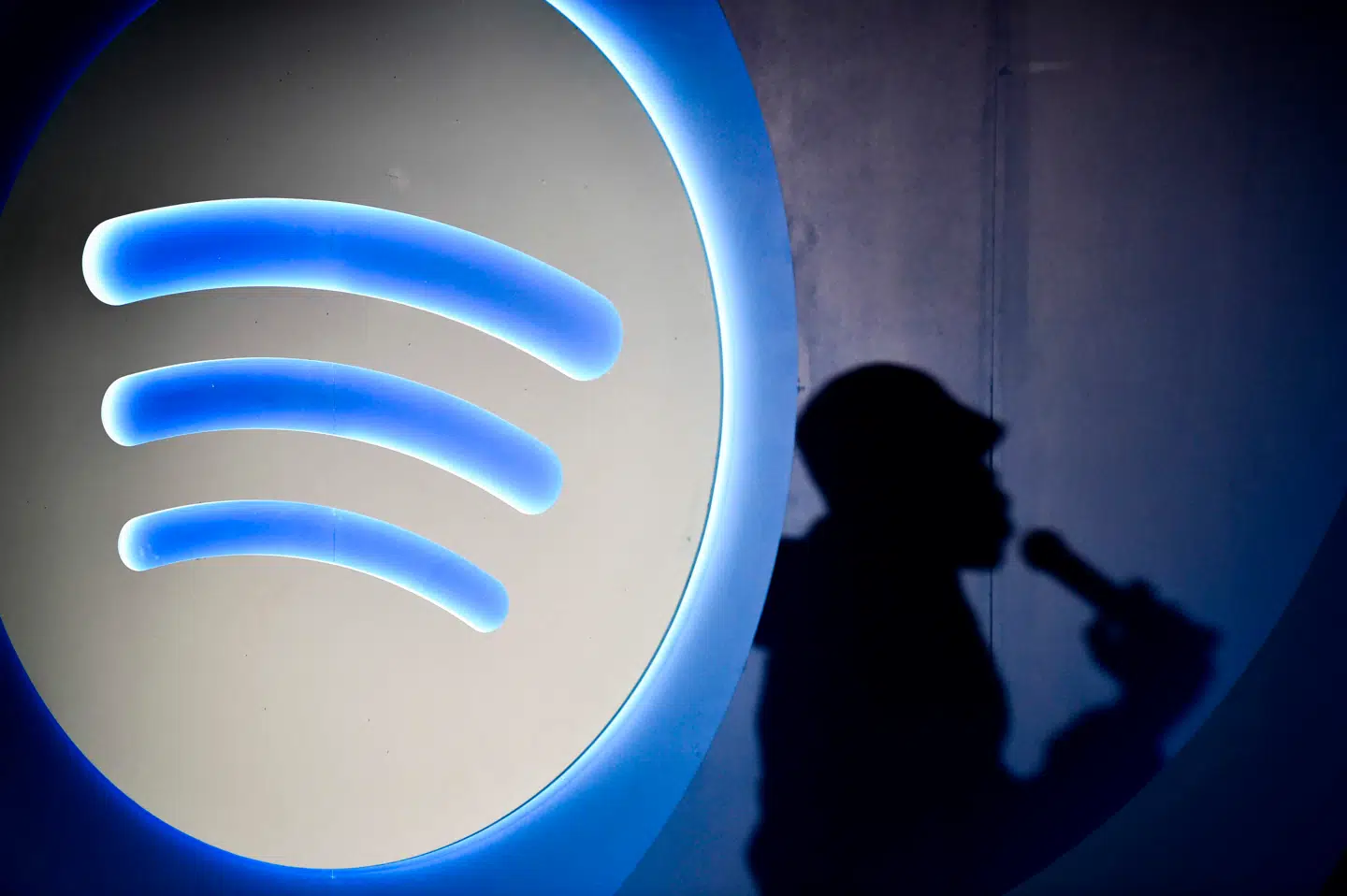 Den danske musikbranche står til at miste syv milliarder kroner til ai-genereret musik i årene frem mod 2030, viser ny undersøgelse. Alene i 2030 forventes fuldt ai-genereret musik at medføre et årligt omsætningstab på cirka to milliarder kroner – svarende til godt 30 procent af omsætningen.