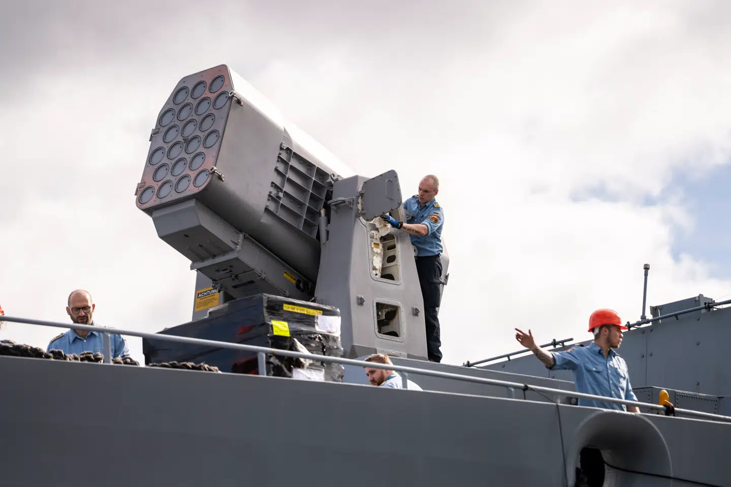 Den tyske luftforsvarsfregat FGS Hamburg. Her ses RAM-affyringssystemet på FGS Hamburg.