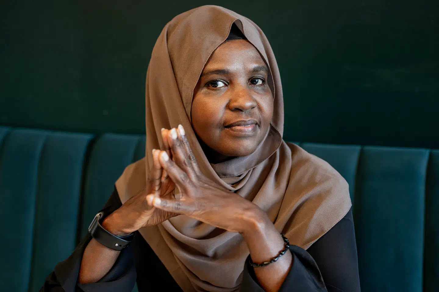 Iman Elmi blev sendt alene afsted fra det borgerkrigsramte Somalia som 15-årig. Nu bor hun i Rinkeby, og trods bander, kriminalitet og sociale problemer elsker hun sin bydel og har intet ønske om at forlade den.