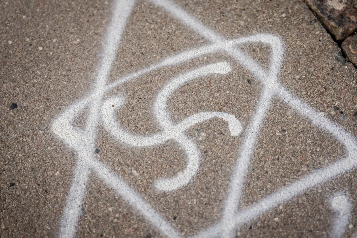 I en ny undersøgelse fra Institut for Menneskerettigheder gav 96 procent af de adspurgte danske jøder udtryk for at have været udsat for eller overværet antisemitisme i løbet af det seneste år. Arkivfoto af antisemitisk graffiti ved Christiansborg.