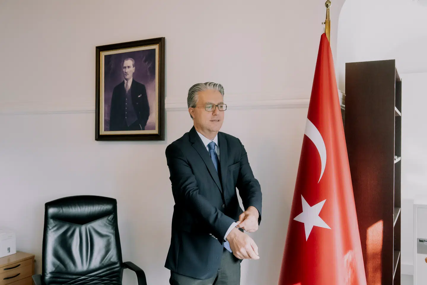 Som Tyrkiets ambassadør i Danmark ser Riza Hakan Tekin fordømmende på de koranafbrændinger, som han selv har overværet foran sin egen ambassade. Det har intet med ytringsfrihed at gøre, siger han.