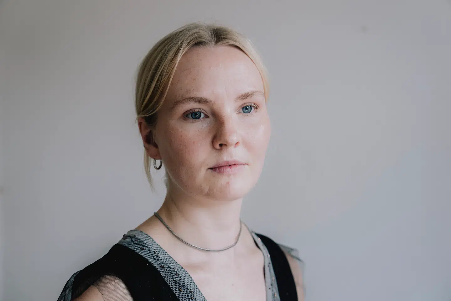 Katrine Gammelgaard blev efter ti års invaliderende smerter endelig henvist til endometrioseafdelingen på Aarhus Universitetshospital. Men hvad der skulle have været en forløsning, blev i stedet endnu et eksempel på, hvor lidt sundhedsvæsenet reelt kan tilbyde kvinder med endometriose. Nu vil hun sætte fokus på den strukturelle underprioritering af sygdommen.