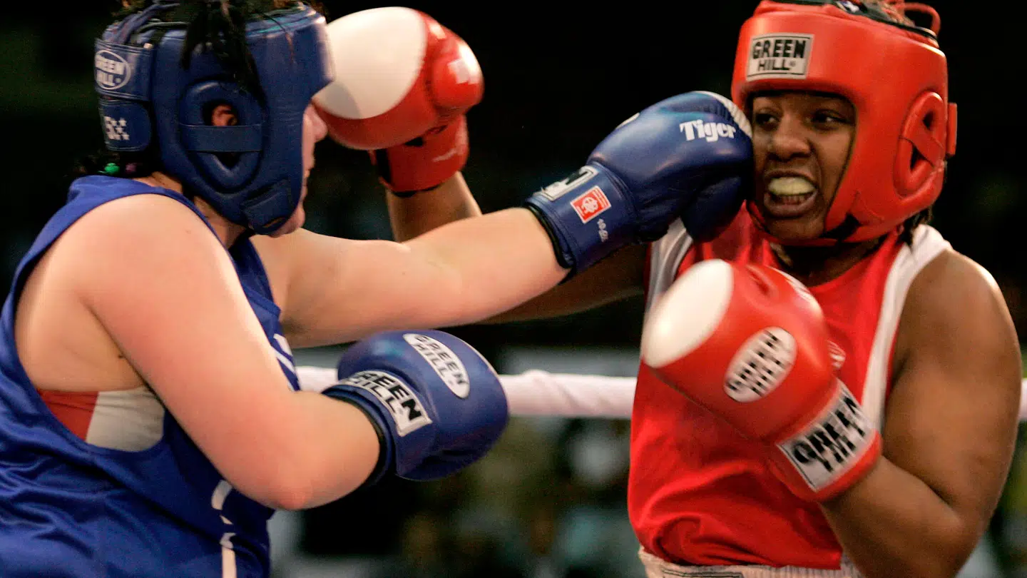 Irina Sinetskaya til venstre under en boksekamp i 2006.