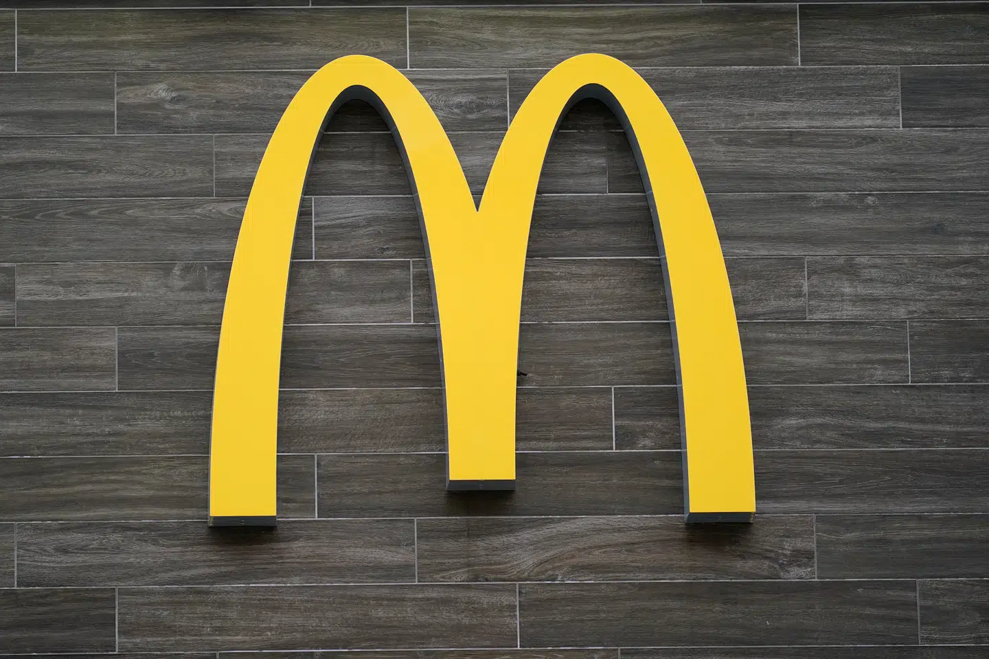 McDonald's logo får en anden farven end gul i Parken.