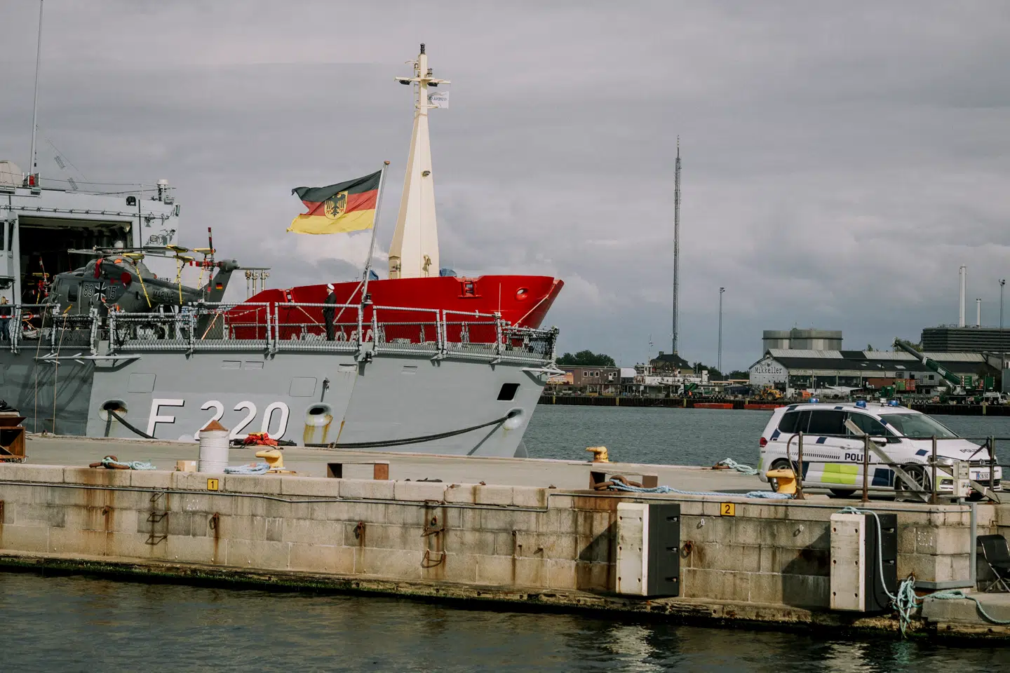Danmark henter hjælp udefra og øger sikkerhedsforanstaltninger frem mod EU-topmøde i København. Den tyske luftforsvarsfregat »FSG Hamburg« skal bidrage til at styrke Danmarks overvågning af luftrummet.