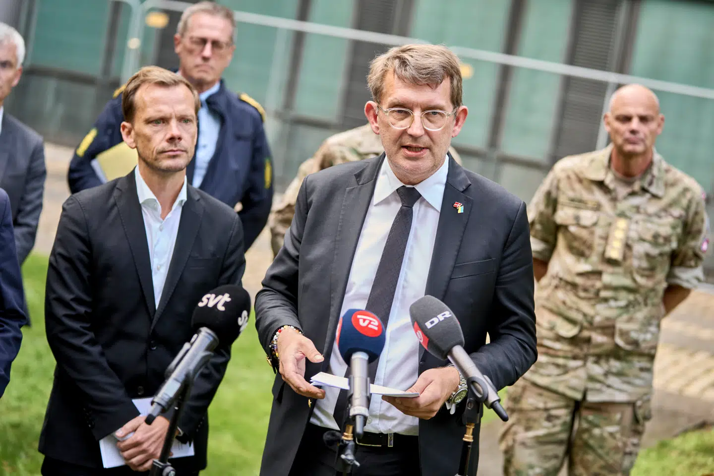 Forsvarsminister Troels Lund Poulsen (V) og justitsminister Peter Hummelgaard (S) orienterer om efterforskningen af dronerne over Danmark.