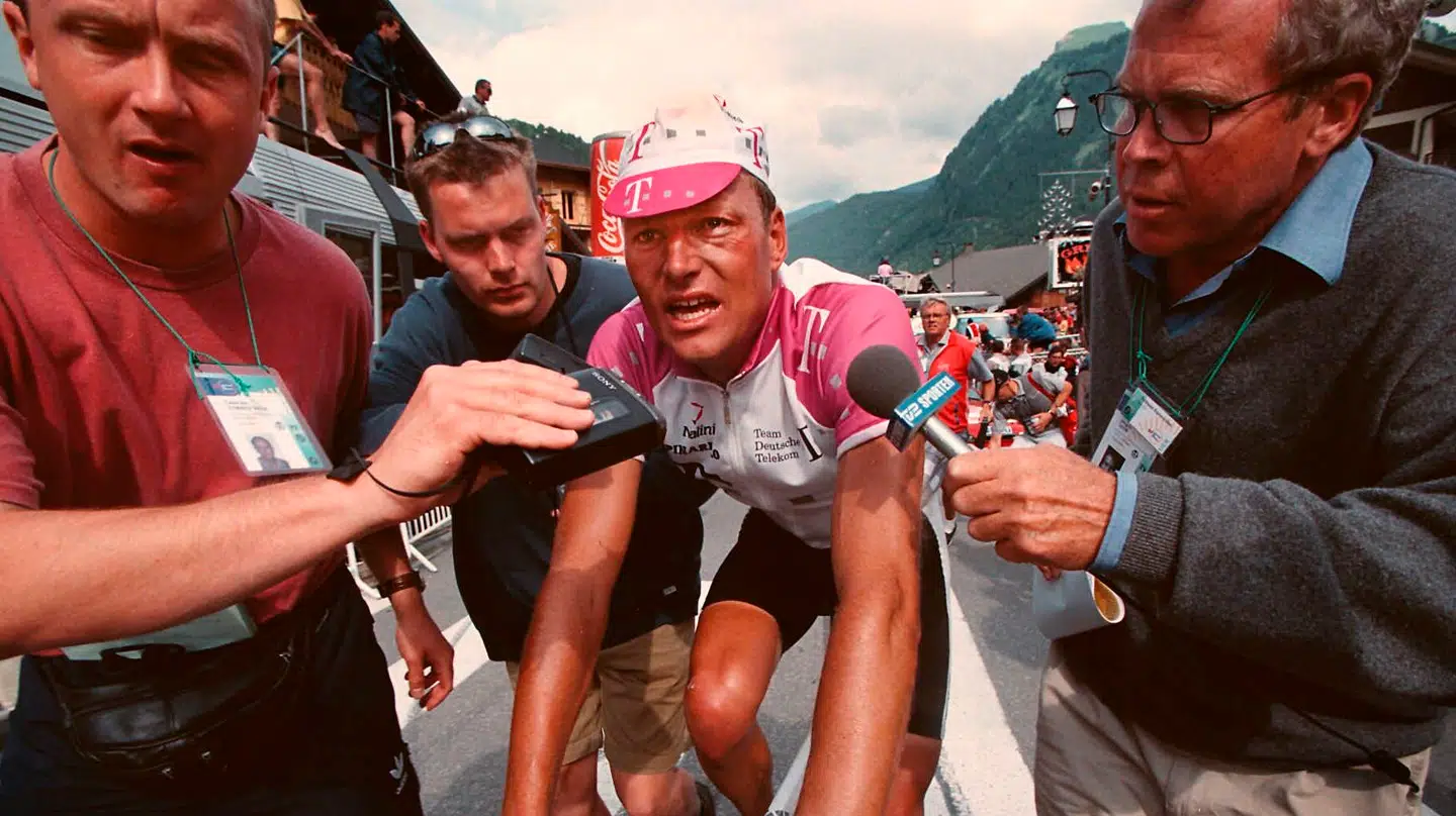 Bjarne Riis i danske journalisters krydsild efter ankomsten til Morzine 21. juli 1997. Til højre ses Jørgen Leth.