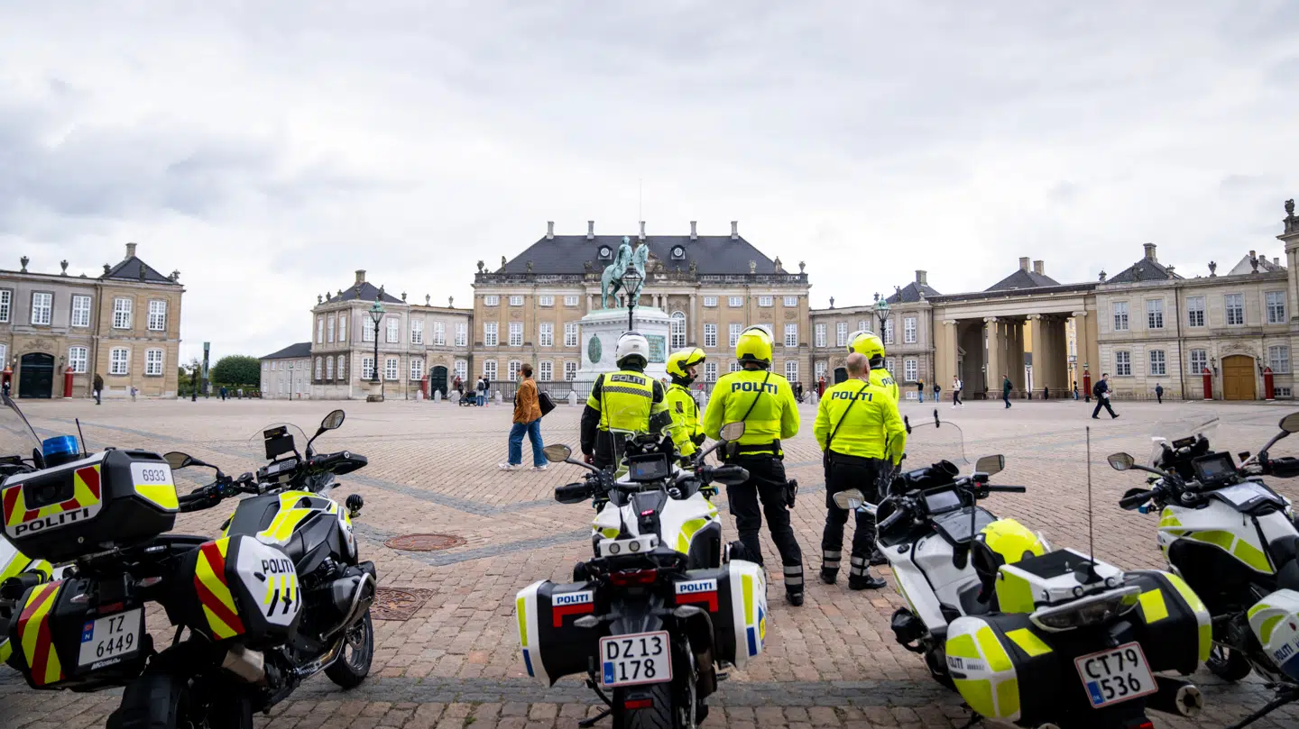 Danske, svenske og norske politimotorcykler ses her på Amalienborg i forbindelse med forberedelserne til EU-topmøderne denne uge i København.