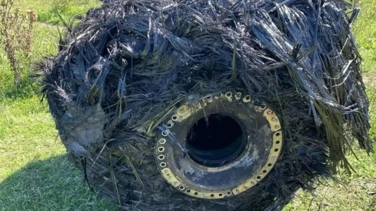 Den mystiske genstand dumpede ned på en mark.