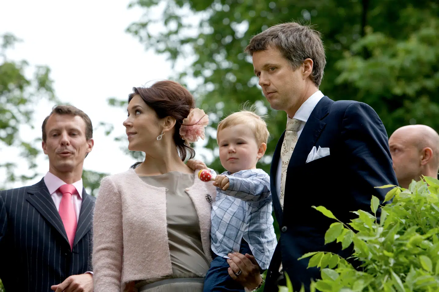Både prins Joachim, kronprinsesse Mary med lille prins Christian på armen og kronprins Frederik var med til barnedåb for Caroline Flemings datter Josephine blev døbt i 2007.