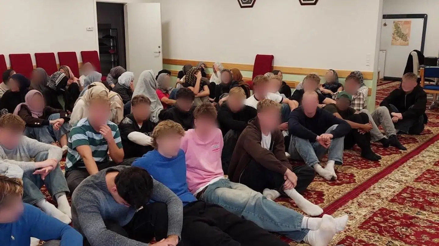 Her ses et religionshold på Randers Statsskole, der er på besøg i den bosniske moske i Randers. Billedet vækker opsigt på nettet - og nu også på Christiansborg.