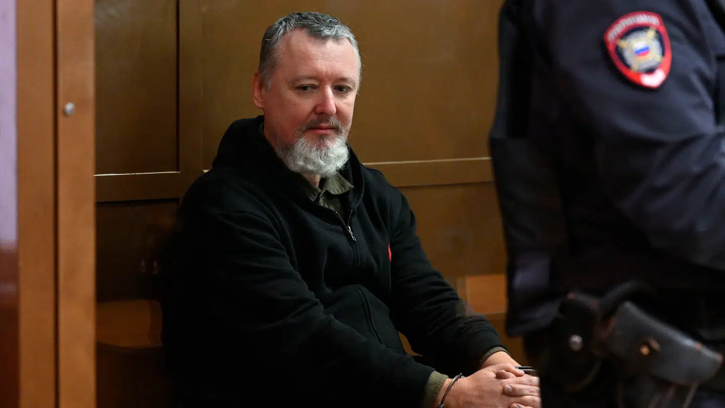 Igor Girkin i en russisk domstol i januar 2024. Her blev han kendt skyldig i ekstremisme og siden sat i fængsel. Han kommer dog stadig ud med budskaber via blandt andet Telegram.