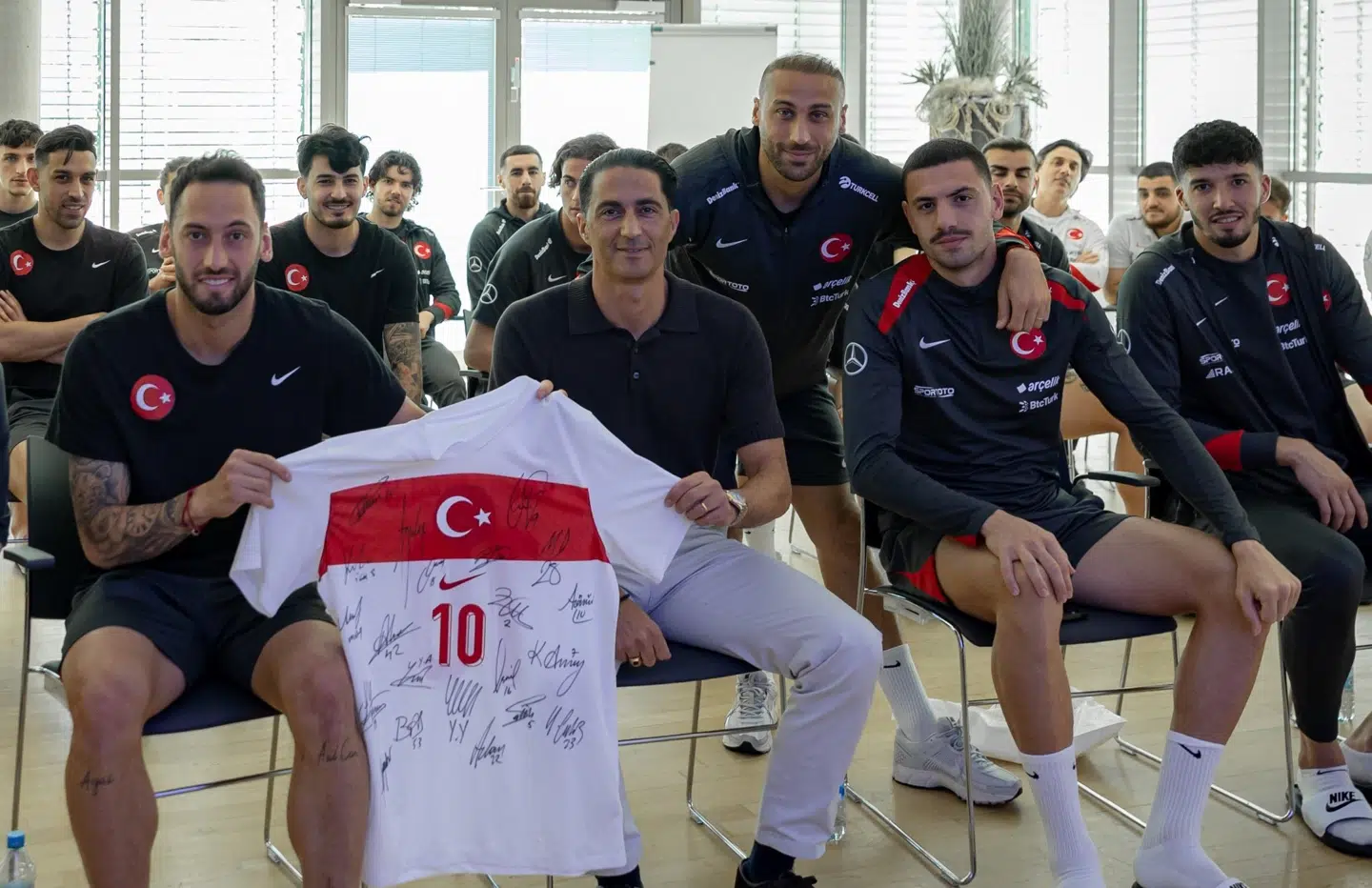 Det tyrkiske fodboldforbund havde inviteret Serdar Gözübüyük før EM i 2024. Her fik han overrakt en signeret landsholdstrøje.