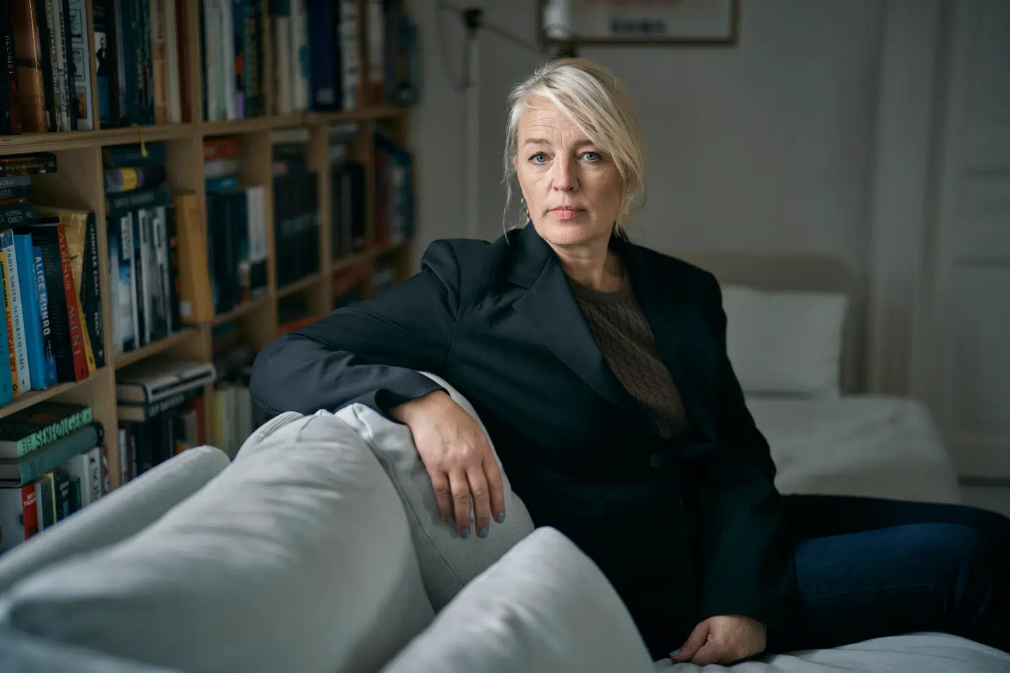 Kvinden har fortalt forfatter Iben Albinus, hvad hun oplevede i relation til arbejdsmiljøet bag murene i Forsvarets Efterretningstjeneste under den såkaldte FE-sag.