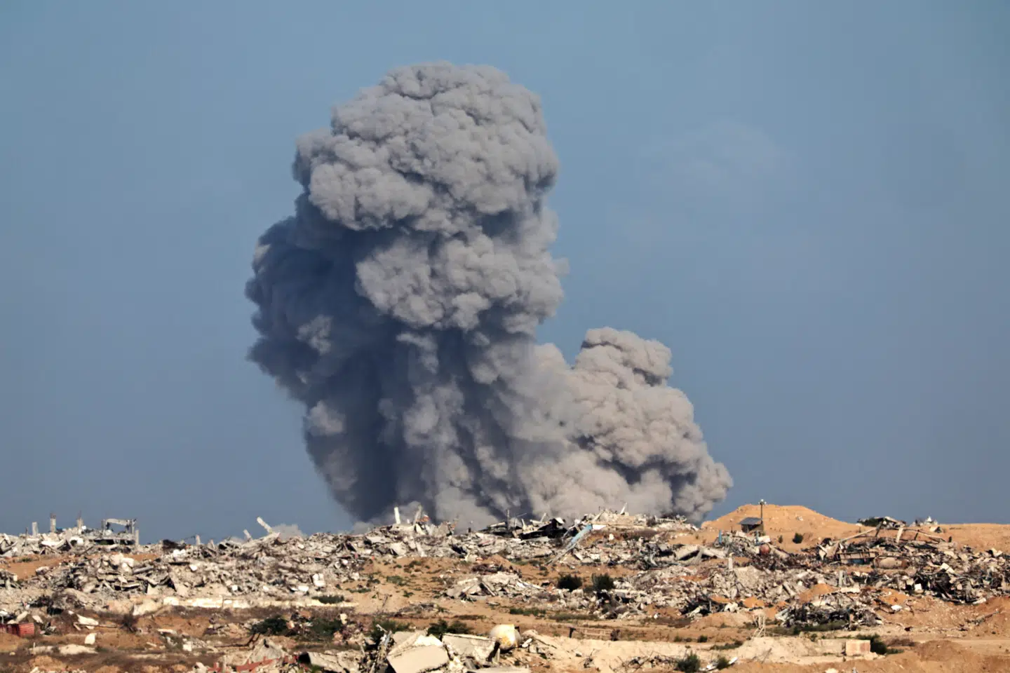 Trods Trumps fredsudspil fortsatte de israelske luftangreb tirsdag i Gaza. Hvis Hamas afviser planen, vil Israel få frie hænder, advarede den amerikanske præsident.