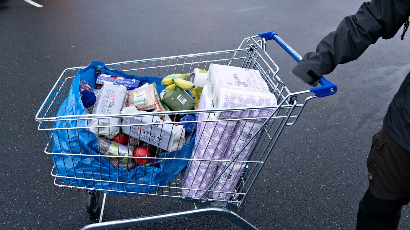 (ARKIV) Indkøb fyldes i bagagerum tidligt om morgenen ved Rema 1000 i Aalborg, 12. marts 2020. I gennemsnit ryger indholdet fra hver femte indkøbsvogn i skraldepanden. Vil du hellere bruge dine penge på noget andet, kræver det et eftersyn af dine vaner. Det skriver Ritzau, onsdag den 13. maj 2020.. (Foto: Henning Bagger/Ritzau Scanpix)
