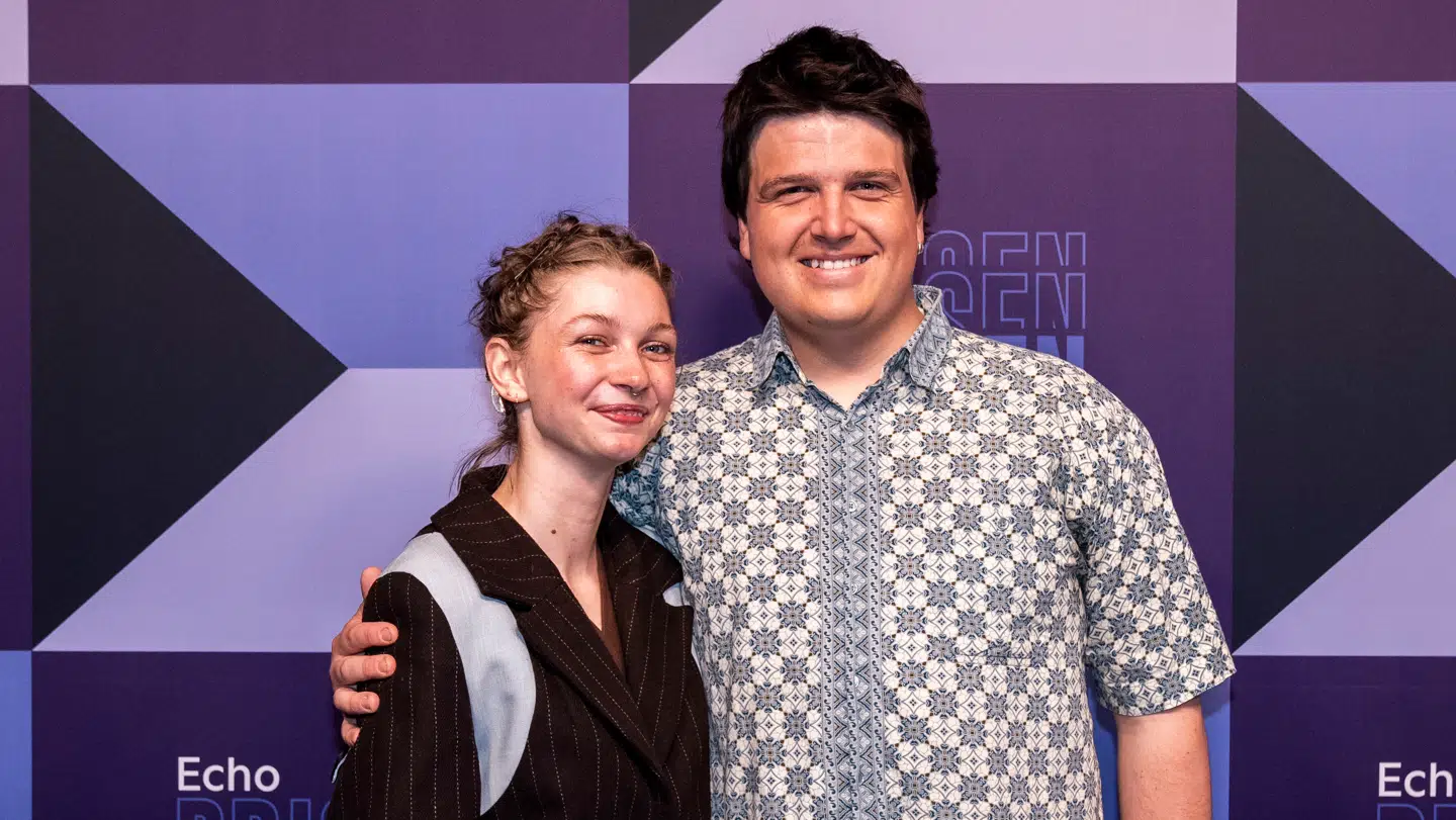 Alfred Midé Erichsen og Madeleine Holbek Boldsen fotograferet til Echoprisen i 2023.