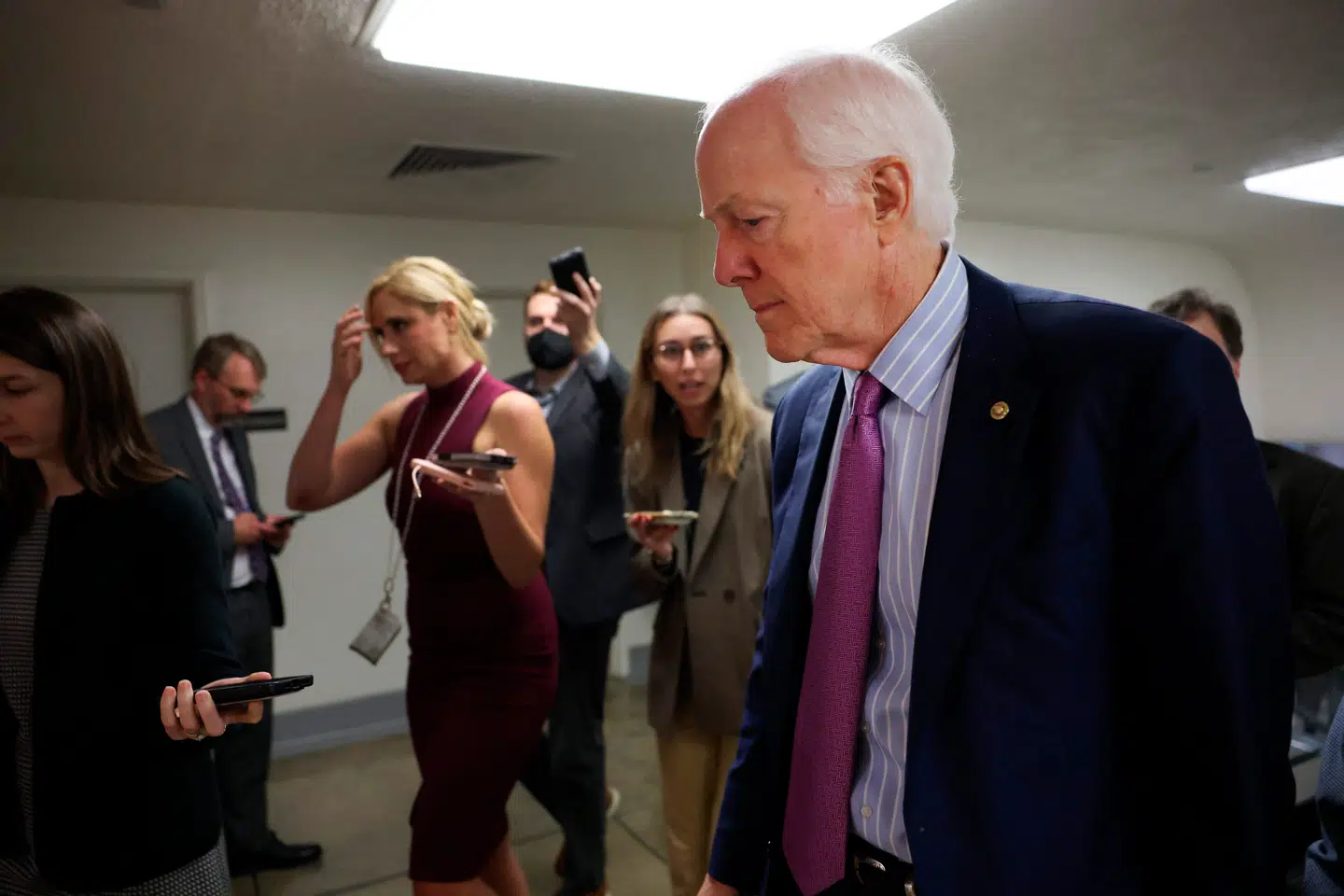 Med en forestående nedlukning af offentlige det amerikanske statsapparat hængende over sig, taler den republikanske senator John Cornyn fra Texas til pressen i Washington, DC 30. september 2025. Det sker, efter Kongressen ikke kunne blive enige om en finanslov eller midlertidig bevilling til at holde staten kørende. Med en overskreden deadline, må mange offentlige myndigheder lukke midlertidigt, og hundredtusinder af ansatte bliver sendt hjem uden løn, indtil der findes en løsning.