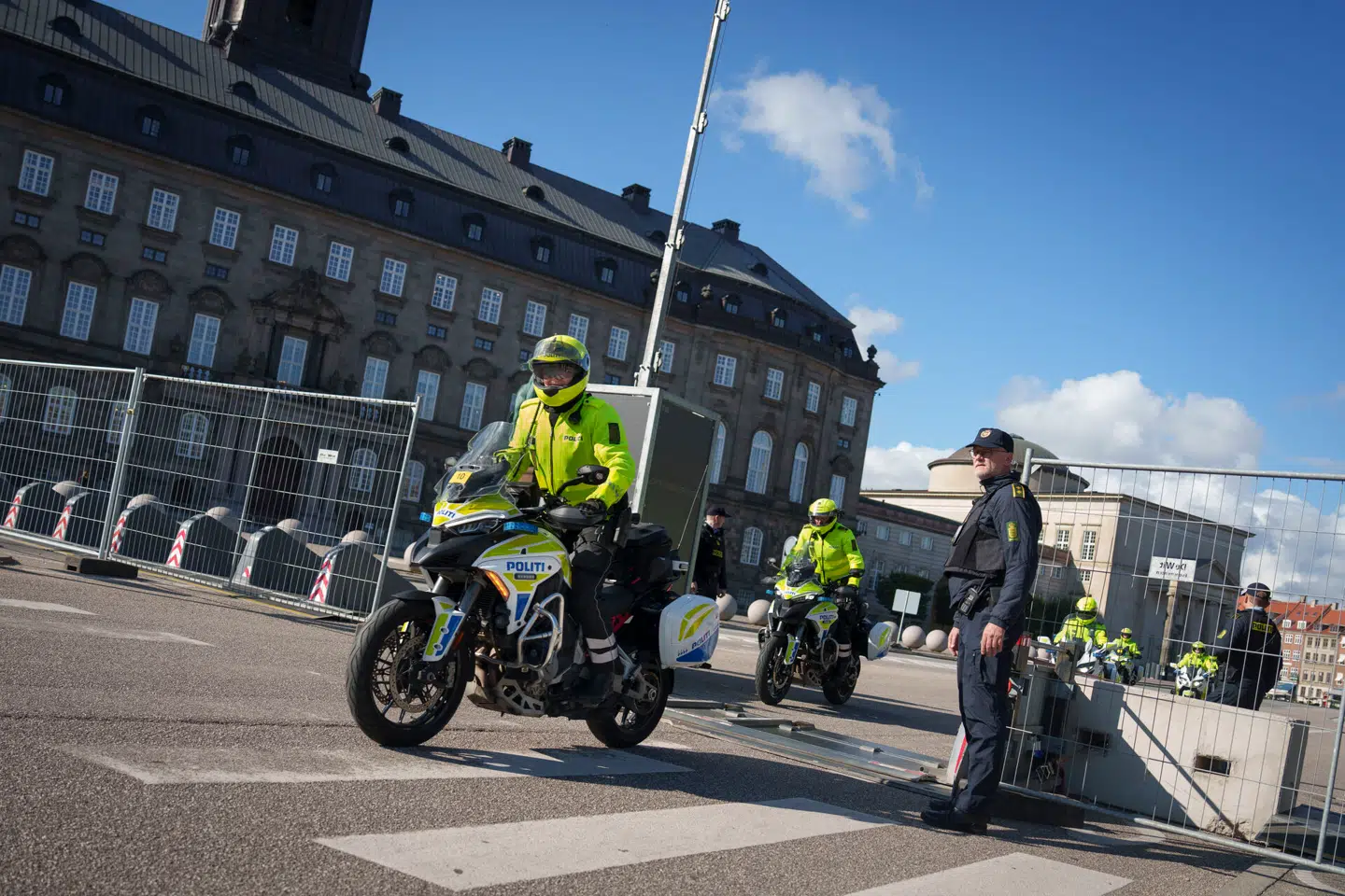 Der er massiv sikkerhed omkring EU-topmødet, og Københavns Politi oplyser til B.T., at man er opmærksomme på at topmødet »kan give anledning til demonstrationer af forskellig karakter.«