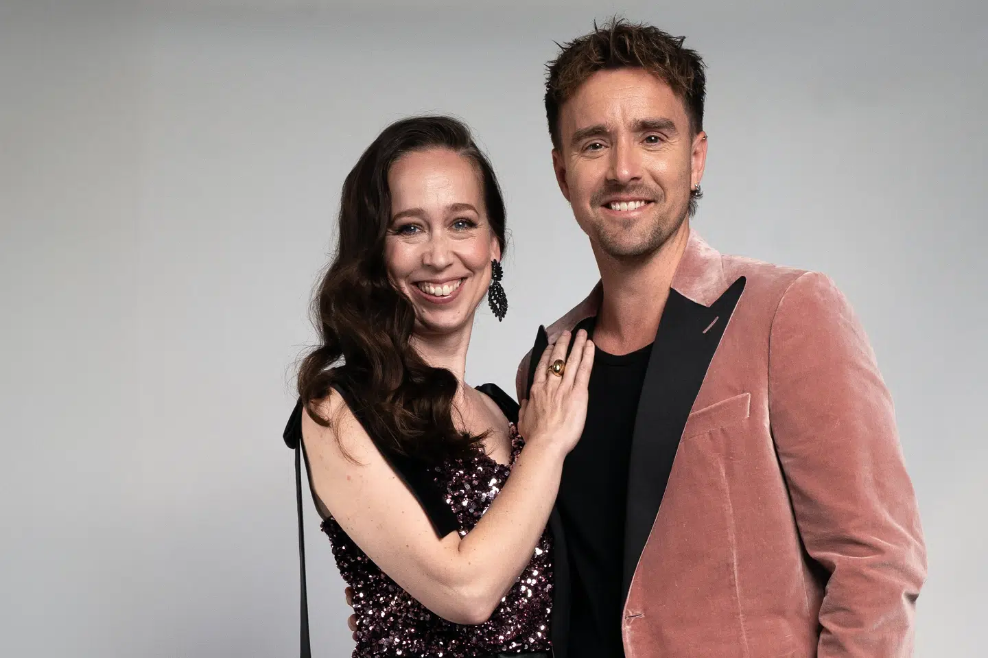 Tidligere Vild med dans-vinder Merete Mærkedahl og vært Martin Johannes Larsen danner til november værtspar til satireshowet "Året der gak". (PR-foto).