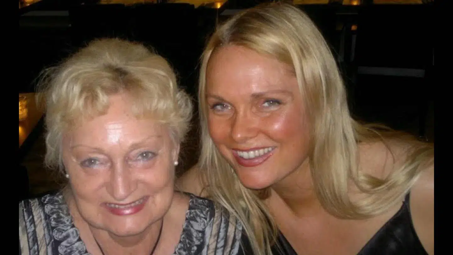 Britt Kaiser Palmgren sammen med sin mor, Birthe Kaiser. Datteren blev knivdræbt i januar 2022.