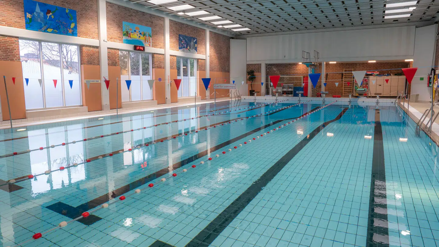 En svømmehal i Aarhus er så plaget af uro og konflikter, at kommunen har været nødt til at ansætte vagter. Arkivfoto af anden svømmehal til illustration.