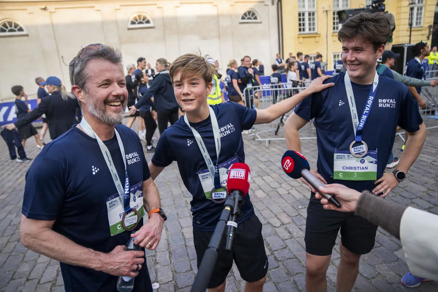 Kongefamilien var repræsenteret ved Royal Run tidligere i år. Her ses kong Frederik sammen med kronprins Christian og prins Vincent, som alle var ude på ruten i København. (Arkivfoto).