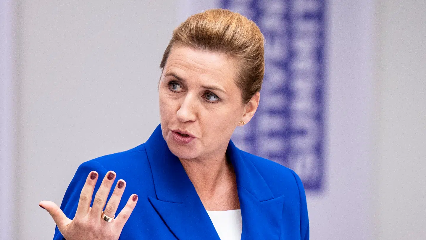 Mette Frederiksen opfordres fra flere lande til at skyde de fremmede droner over Danmark ned.