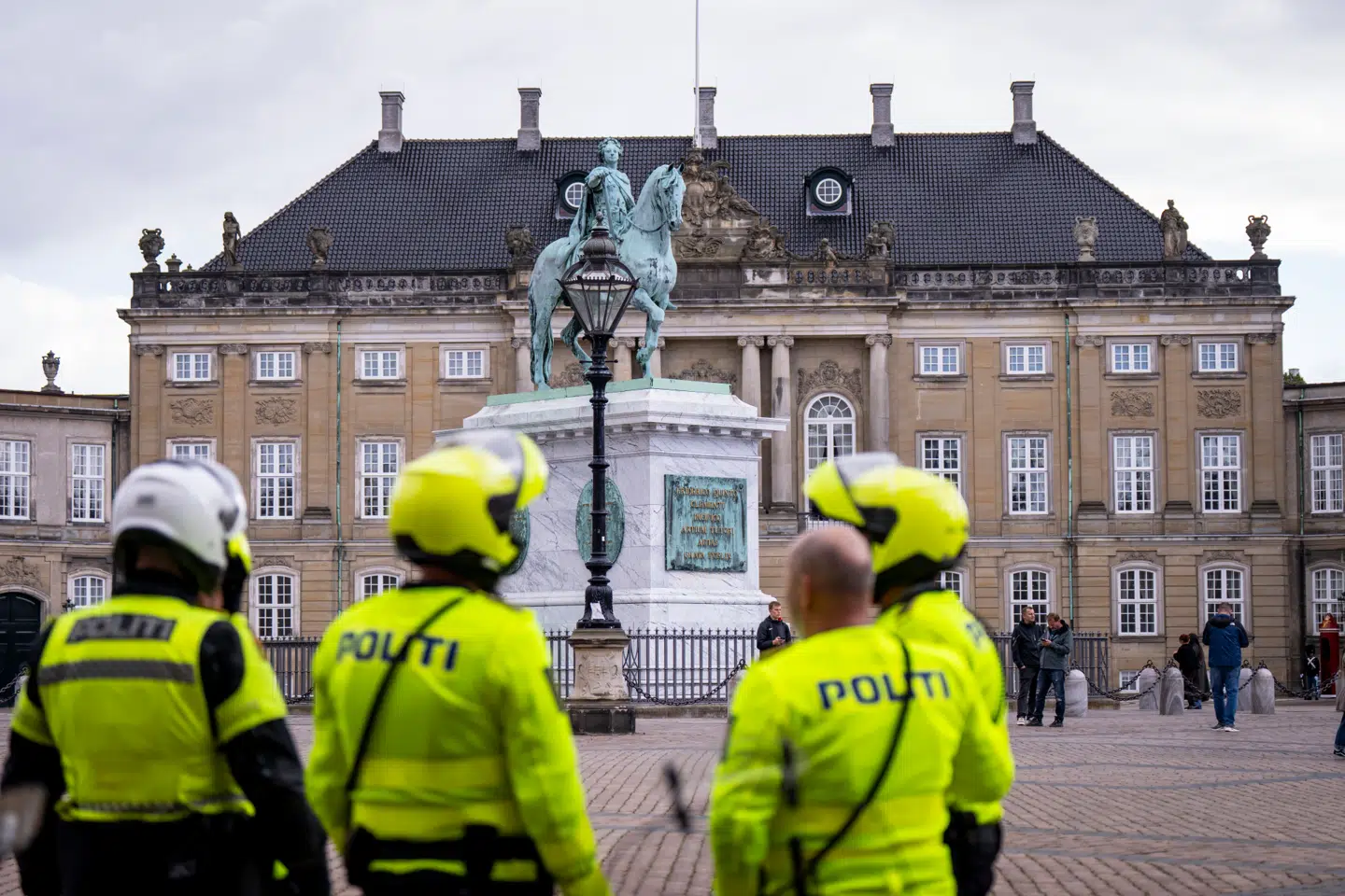Allerede mandag var både dansk, svensk og norsk politi til stede på Amalienborg som en forberedelse til onsdagens royale middag i anledning af Danmarks værtskab for det syvende møde i Det Europæisk Politiske Fællesskab, EPC.