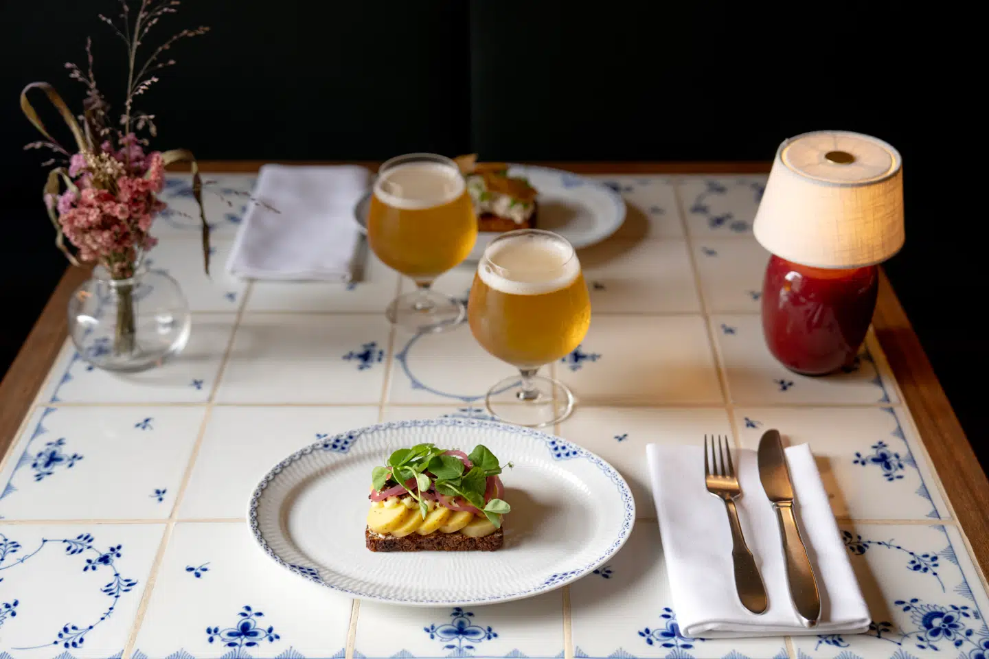 Indretningen er et besøg værd i sig selv. Men maden lader ikke meget tilbage at ønske.